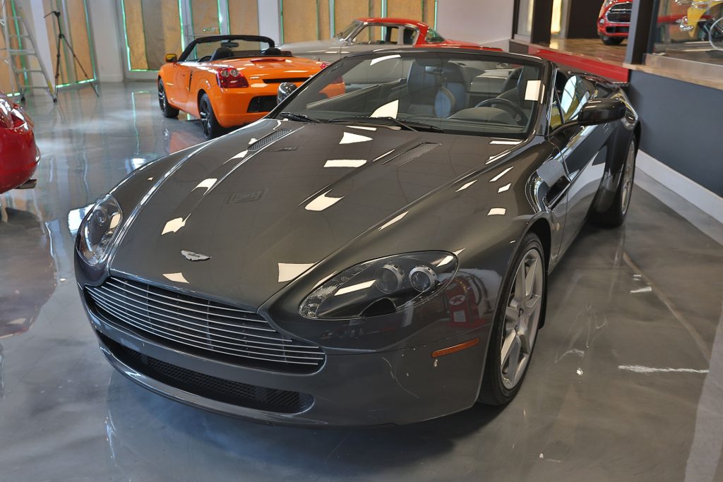 Vue d'ensemble d'une Aston Martin Vantage noire 2008 - EXO Automobiles