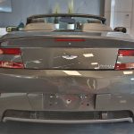 Vue arrière d'une Aston Martin Vantage noire 2008 - EXO Automobiles
