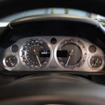 Compteur d'une Aston Martin Vantage noire 2008 - EXO Automobiles