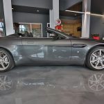 Vue de profil d'une Aston Martin Vantage noire 2008 - EXO Automobiles