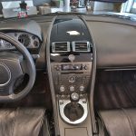 Tableau de bord d'une Aston Martin Vantage noire 2008 - EXO Automobiles