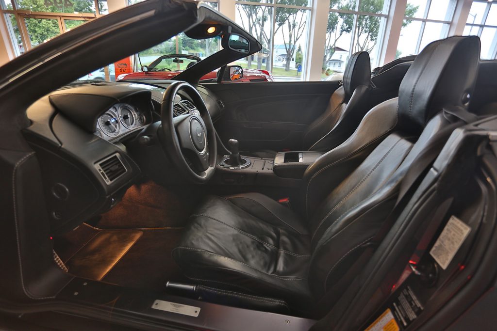 Intérieur d'une Aston Martin Vantage noire 2008 - EXO Automobiles