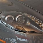 Phare avant droit d'une Aston Martin Vantage noire 2008 - EXO Automobiles