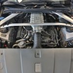 Moteur d'une Aston Martin Vantage noire 2008 - EXO Automobiles
