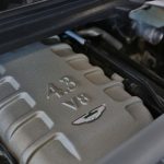 Moteur d'une Aston Martin Vantage noire 2008 - EXO Automobiles