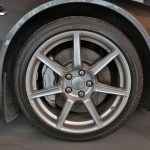 Roue avant droite d'une Aston Martin Vantage noire 2008 - EXO Automobiles