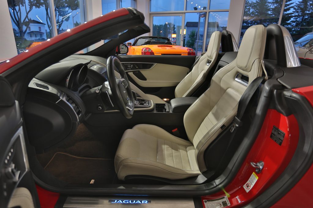 Intérieur d'une Jaguar FType rouge 2018 - EXO Automobiles