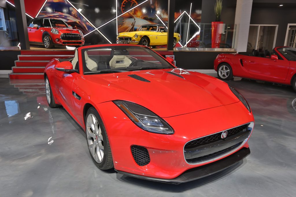 Vue d'ensemble d'une Jaguar FType rouge 2018 - EXO Automobiles