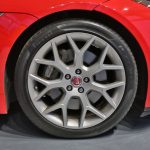 roue avant droite d'une Jaguar FType rouge 2018 - EXO Automobiles