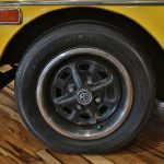 Roue avant gauche d'une voiture MG MBG jaune de 1973 - EXO Automobiles