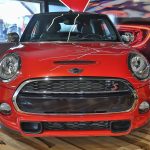 Vue de face d'une Mini Cooper S Convertible rouge 2017 - EXO Automobiles