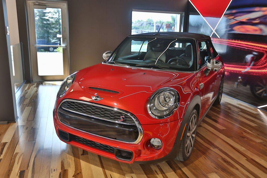 Vue d'ensemble d'une Mini Cooper S Convertible rouge 2017 - EXO Automobiles