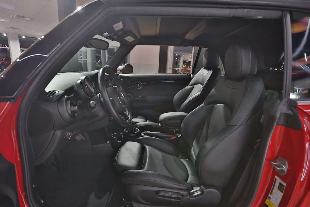 Intérieur d'une Mini Cooper S Convertible rouge 2017 - EXO Automobiles