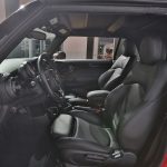 Intérieur d'une Mini Cooper S Convertible rouge 2017 - EXO Automobiles