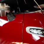 Rétroviseur d'une Mini Cooper S Convertible rouge 2017 - EXO Automobiles