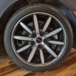 Roue avant droite d'une Mini Cooper S Convertible rouge 2017 - EXO Automobiles