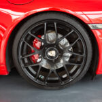 Roue avant droit d'une Porsche 911 Carrera 2006 - EXO Automobiles