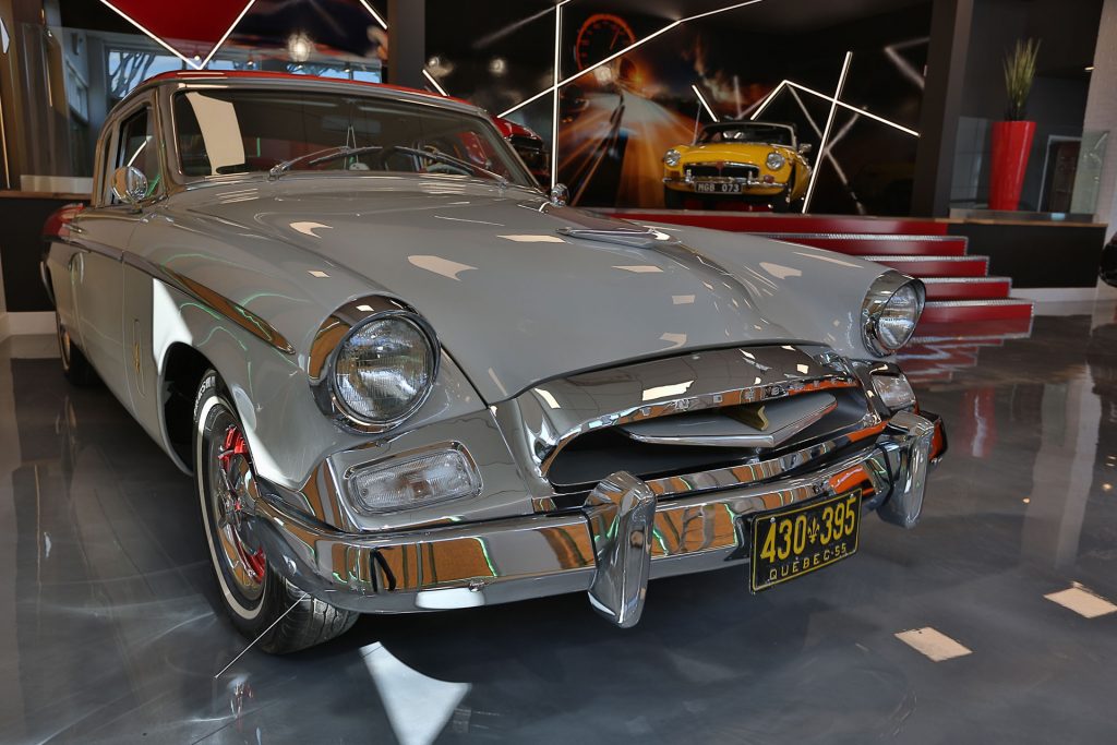 Vue d'ensemble d'une Studebaker commander 1955 grise - EXO Automobiles