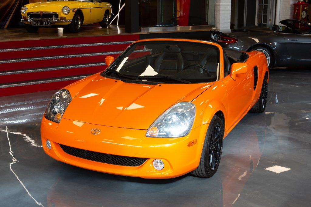 Toyota MR2 Spyder - 2003 orange showroom