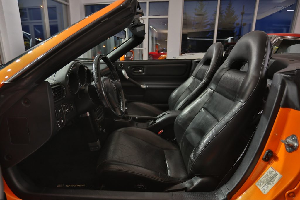 Toyota MR2 Spyder 2003 orange - Crange - Côté conducteur ouvert - EXO Automobiles
