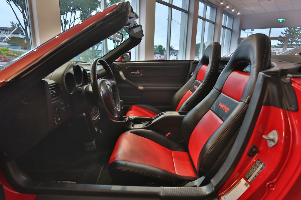 Intérieur cuir noir et rouge d'une Toyota MR2 Spyder 2004 rouge - EXO Automobiles