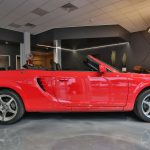 Vue de profil d'une Toyota MR2 Spyder 2004 rouge - EXO Automobiles