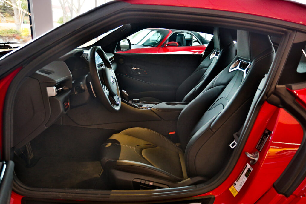 Intérieur d'une Toyota Supra GR Rouge 2020 - EXO Automobiles