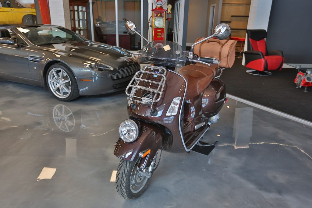 Vue d'ensemble d'un Vespa bronze 2013- EXO Automobiles