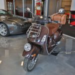 Vue d'ensemble d'un Vespa bronze 2013- EXO Automobiles