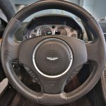 Volant d'une Aston Martin Vantage noire 2008 - EXO Automobiles
